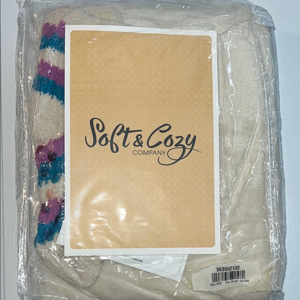 🔥‼️Soft & Cozy Cream Plush Throw & Stripe Chenille Socks Set‼️🔥